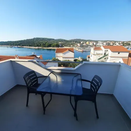 One Bedroom On The Zaratic Apartament *