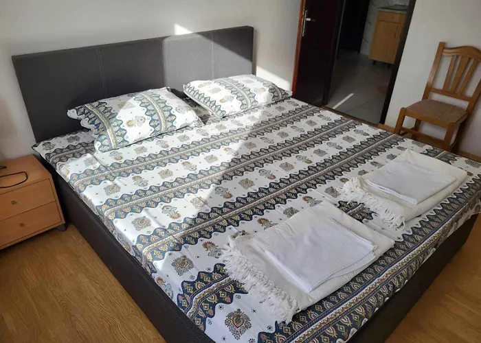 One Bedroom On The Zaratic Apartament *